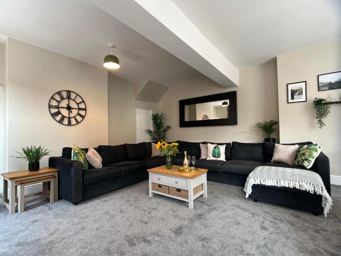 Llangollen High Street Sleeps 12