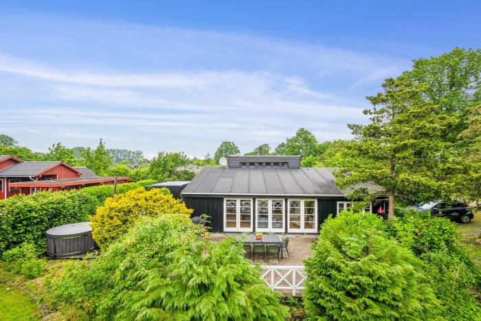 Cozy Holiday Home With Hot Tub Close To Ahl Beach And Ebeltoft