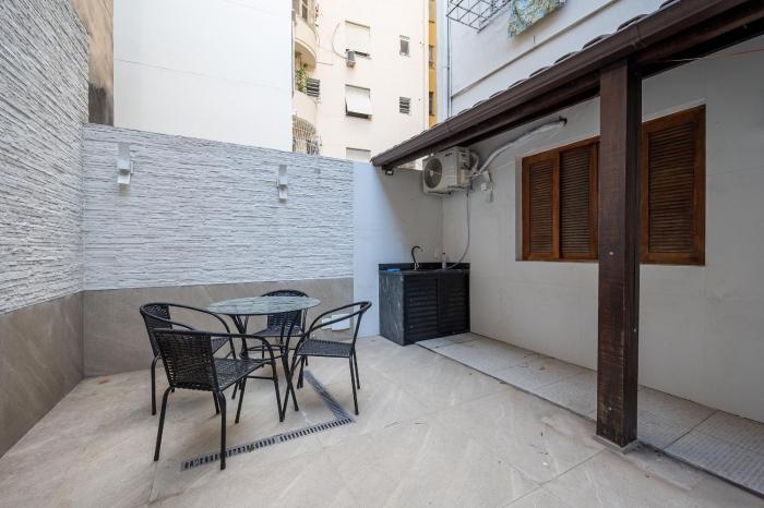 Apto em Copacabana com área externa