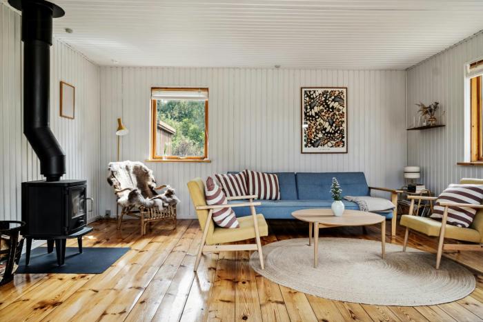 70S Wood Home With Grandma Vibes