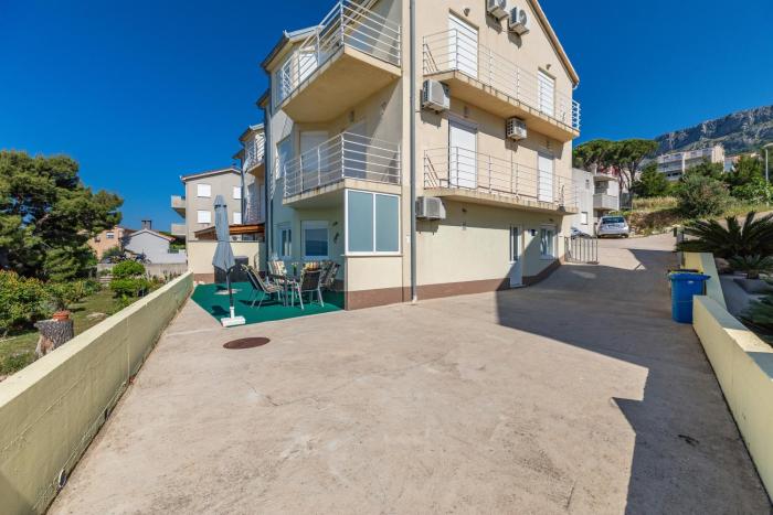 Apartments with a parking space Rat, Omis - 23882