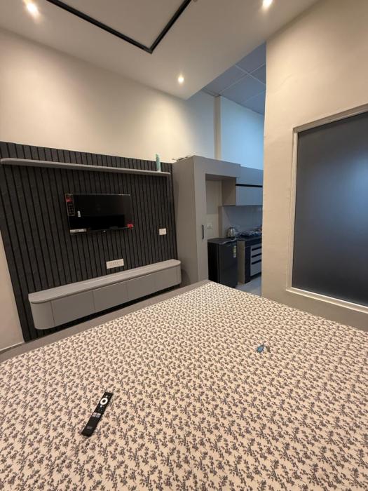 Luxurious and private studio apartment-Gaur Mall