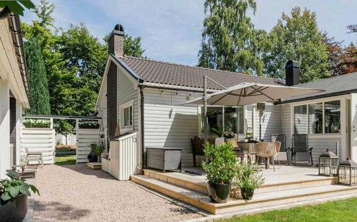 New England-Style Cottage Near The Sea