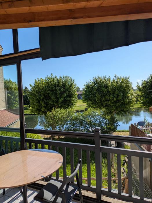 Maison vue sur leau avec jardin La Coulée Douce