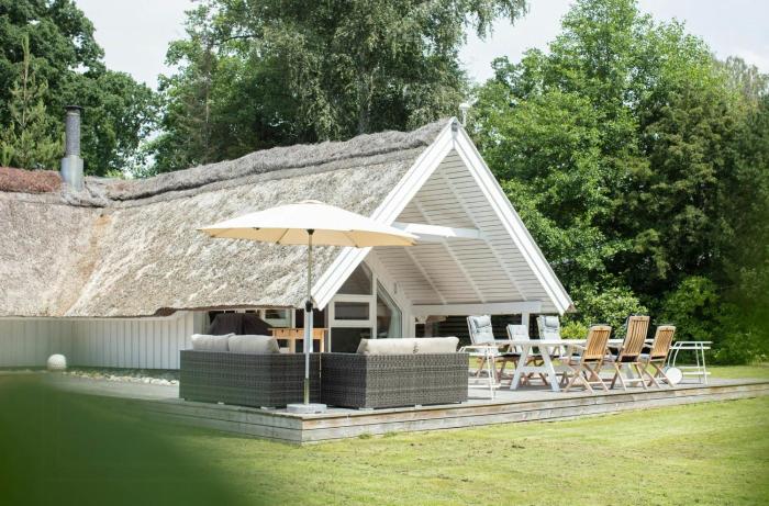 Idyllic Holiday In A Beautiful Thatched House