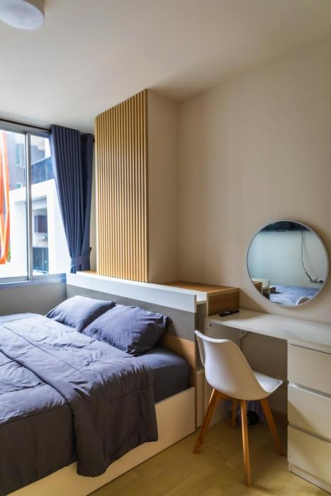 Soft bed,2TVs,many resto shops