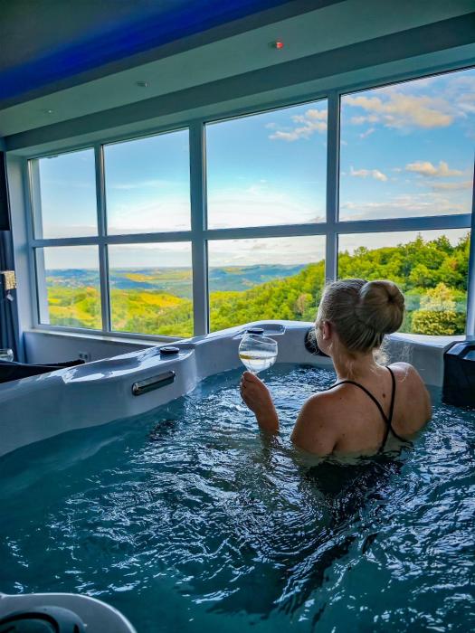 Private wellness with panoramic view, sauna & jacuzzi