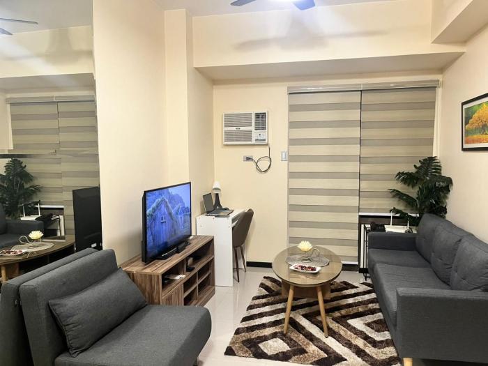 Cozy, aesthetic Pet friendly 1br Condo with balcony in Pasay with Manila Bay View Near MOA & Okada WFH ready Free Pool Acces Gym and Sauna