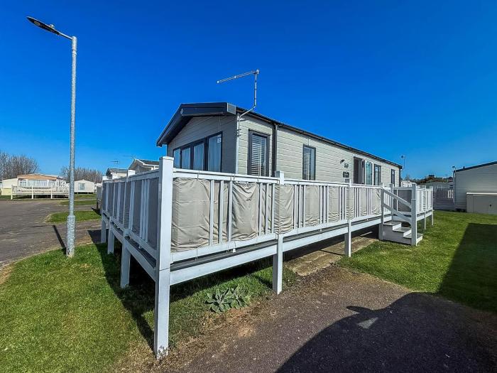 Stunning Caravan With Decking At Manor Park In Norfolk Ref 23015C