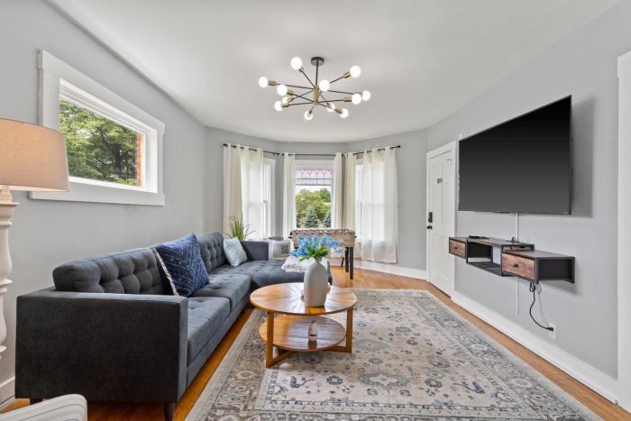 Newly Renovated 2BR by SU, Zoo, Destiny & Downtown