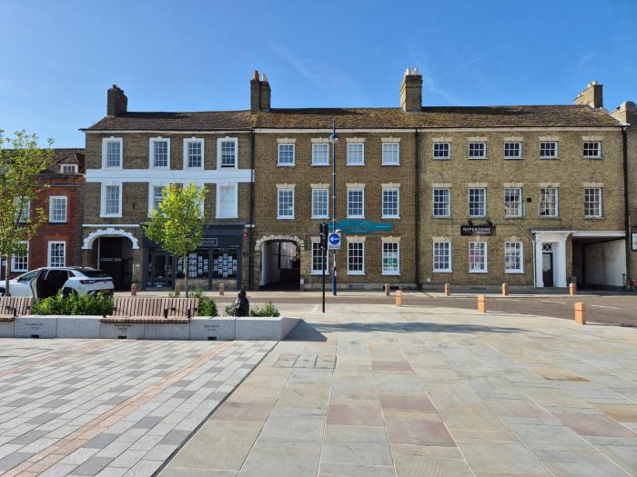 Stunning & spacious Georgian town house in St Neots town centre with parking