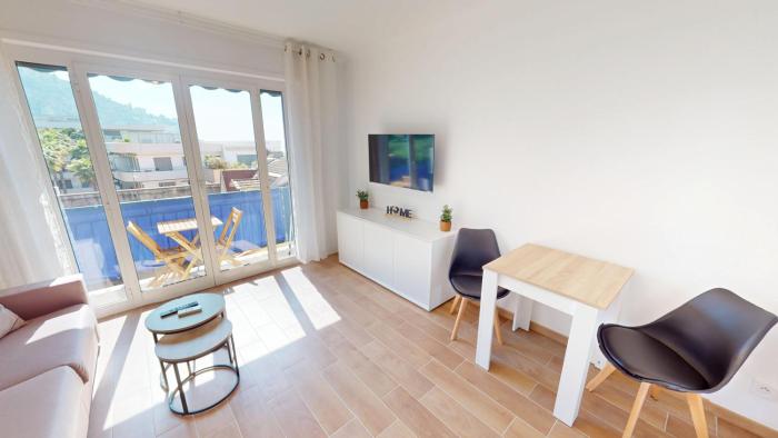 55E - Superbe studio climatisé entièrement rénové au 5ème et dernier étage sur le bord de Mer de Menton