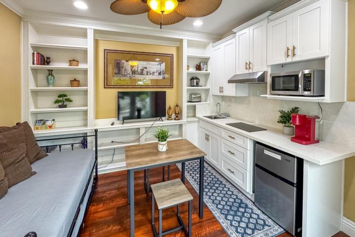 9 Mi to Beach Pet-Friendly Apt in San Diego!