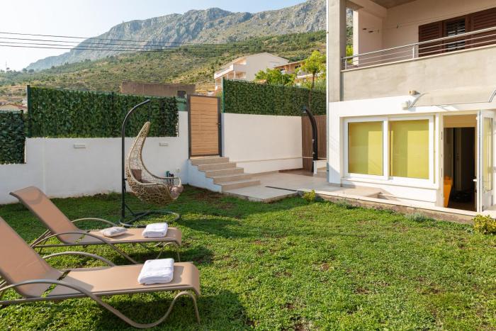 Akvarel Apartment - Private Garden Terrace & BBQ