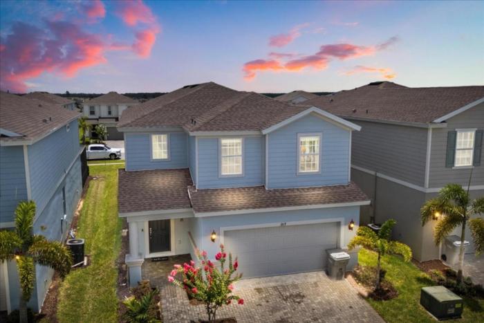 6 Bedrooms 45 Bathrooms Windsor Island 1817Sd