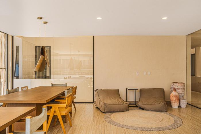 2 BR Bliss Stunning Rooftop Gym Osmosis Desk