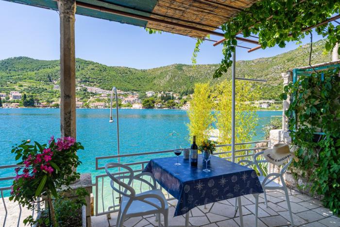 Studio apartment Marija - waterfont with sunbeds! Unique