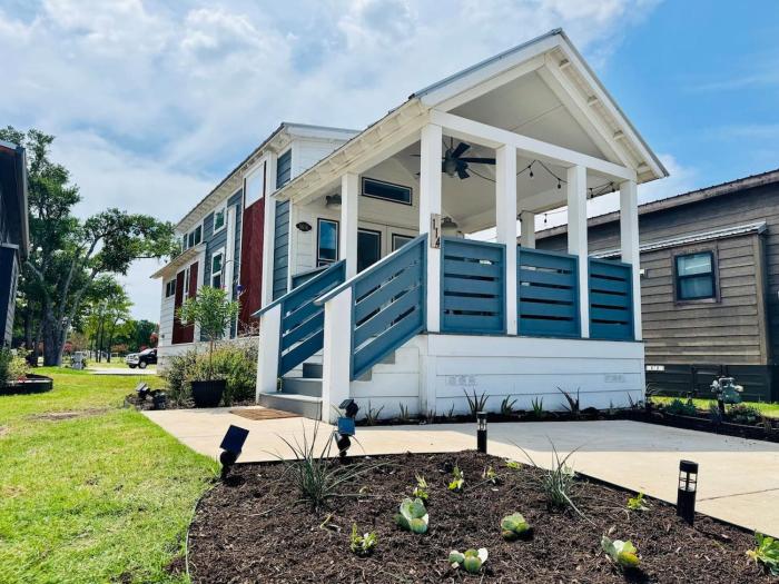The Little Lonestar with Pool and Hot Tub