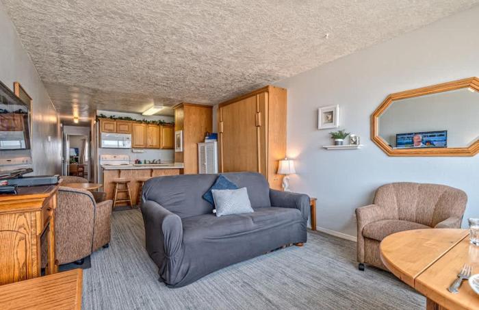 Sea Gypsy Rentals - Oceanfront Suite - Sleeps 6