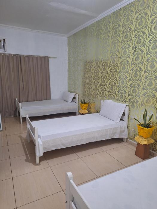 Quarto triplo com banheiro compartilhado