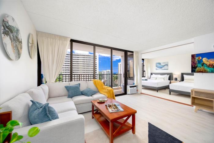 Waikiki Banyan - Nicely Remodeled, 5mins to the Beach & Free Parking