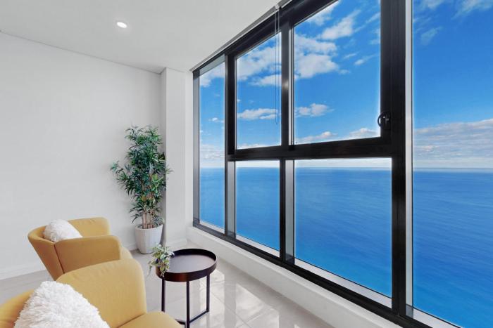 Beach Front 2BR Meriton Sunrise & Ocean Views