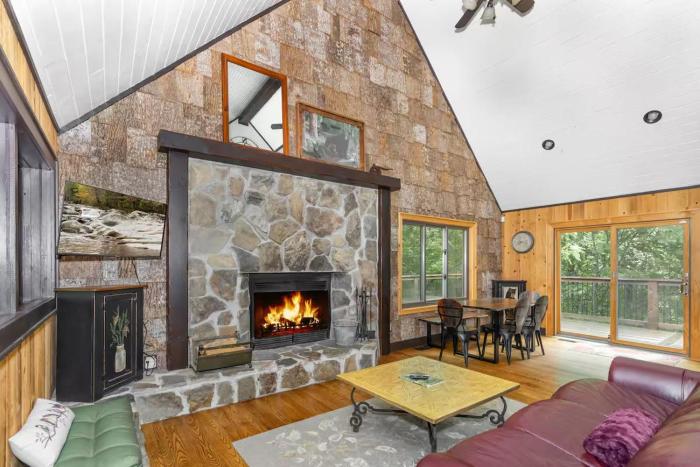 Cozy Cabin Retreat Hot Tub & Scenic Surroundings
