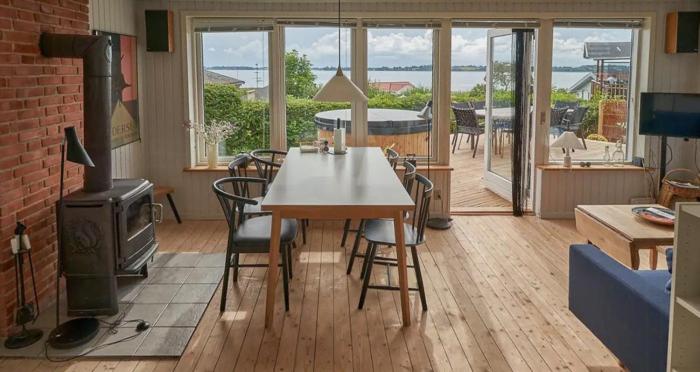 Cozy Beach House With Sea View In Gråsten