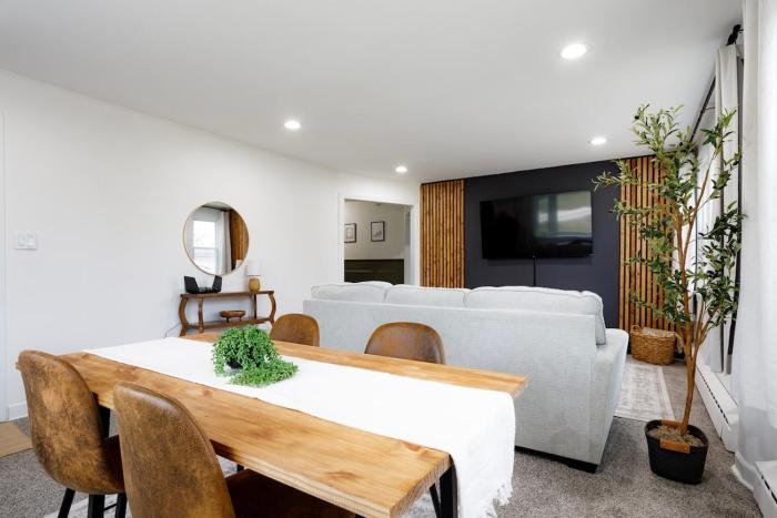 King Size Bed, Near Hwy, Work Desk, Close Parking