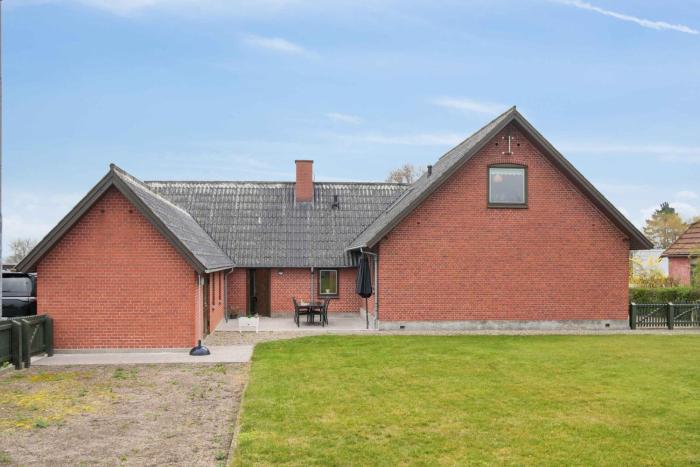 Spacious Holiday Home Near The Beach