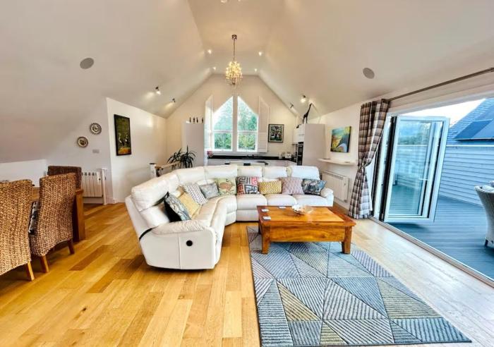 Cotswolds Lakeside Home, Summer Lake