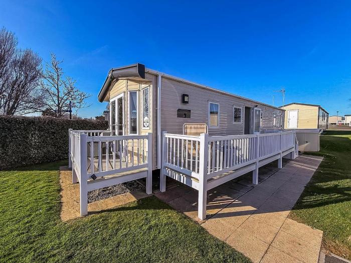 Fantastic Caravan With Decking At Haven Hopton Holiday Park Ref 80069G