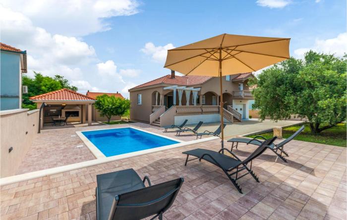 Gorgeous Home In Sikovo With Wifi