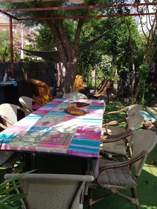 LOASIS 1 personne nature relax calme central, chambre privée lit double en rez de chaussée sur jardin, parties communes partagées maison extérieur, chez lhabitant Chambres dhôtes Maison Fi