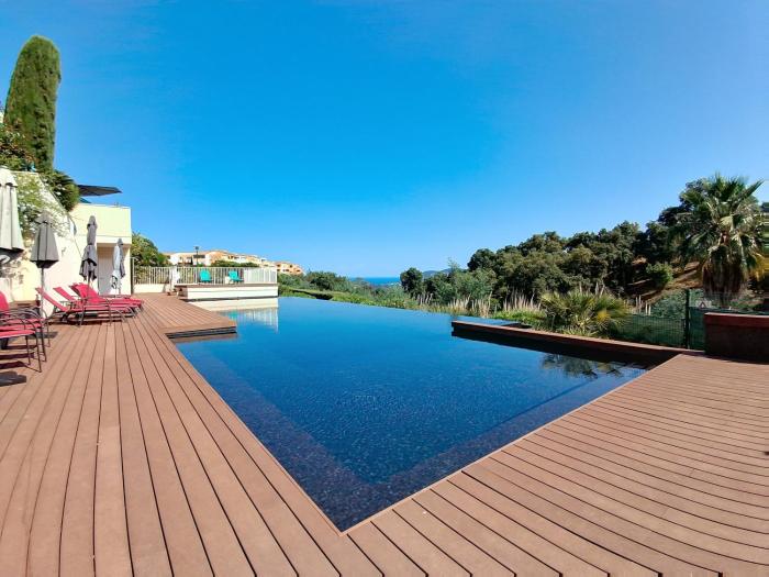 Duplex avec terrasse & vue dégagée dans domaine privé à Mandelieu