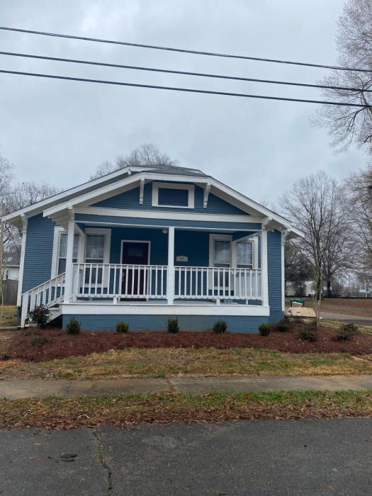 Cozy Chestnut Cottage- Downtown favorite!