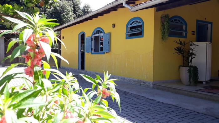 Casa com amplo quintal, churrasqueira e área verde