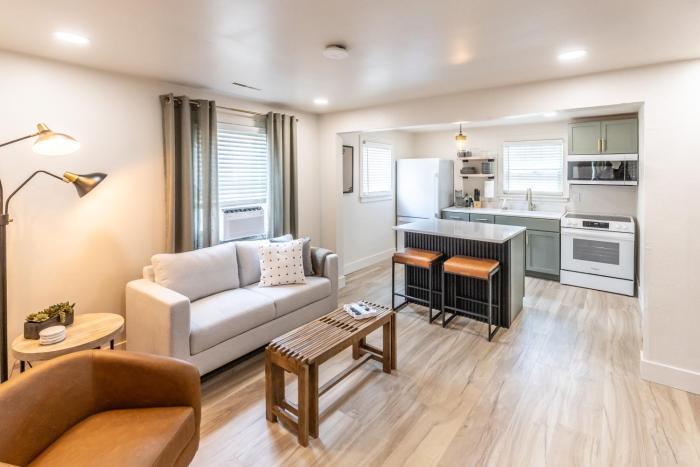 Renovated 1-Bedroom Apartment in Central Lincoln Extended Stay