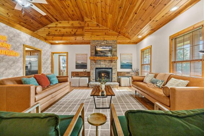 Luxury Cabin w Hot Tub Games Views await