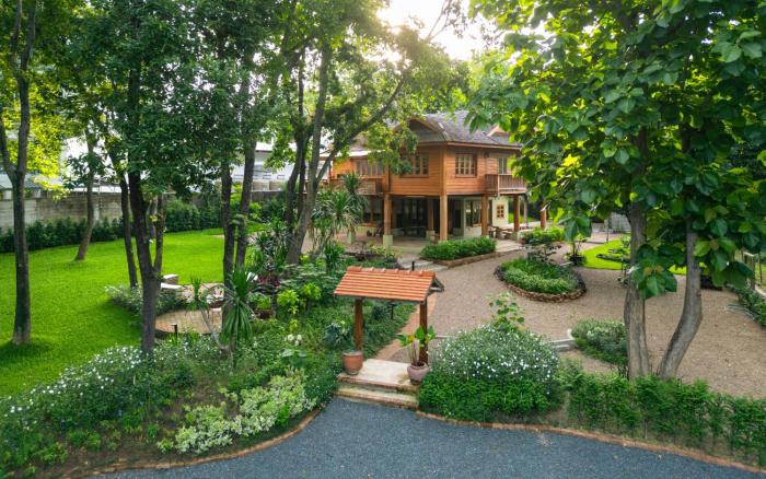 Luxury Wooden Villa in a Secret Garden Downtown