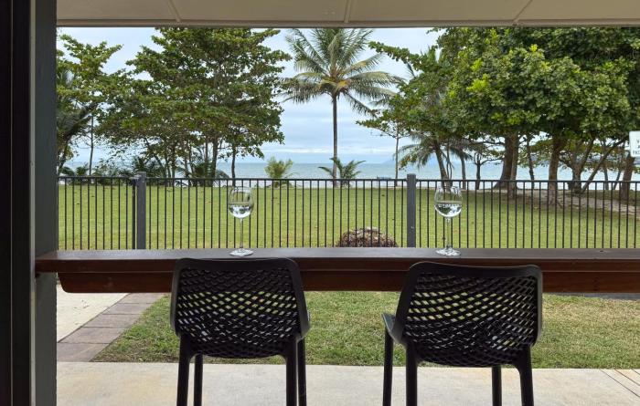 Salty Lodge - beach-front paradise!