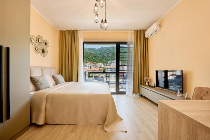 Casa Al Mare Residence, private studio, 1-st line, swimming pool