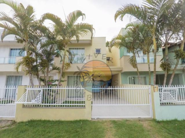 Ampla Casa Zona Central da Praia de Mariscal com 03 Dormitórios