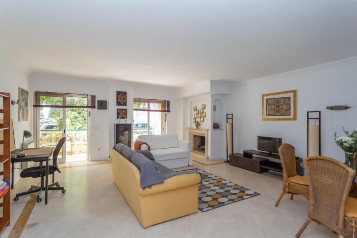 Bright, spacious 2 bedroom Apartment Near the Beach