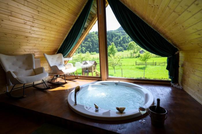 Șura cu Bule- jacuzzi privat