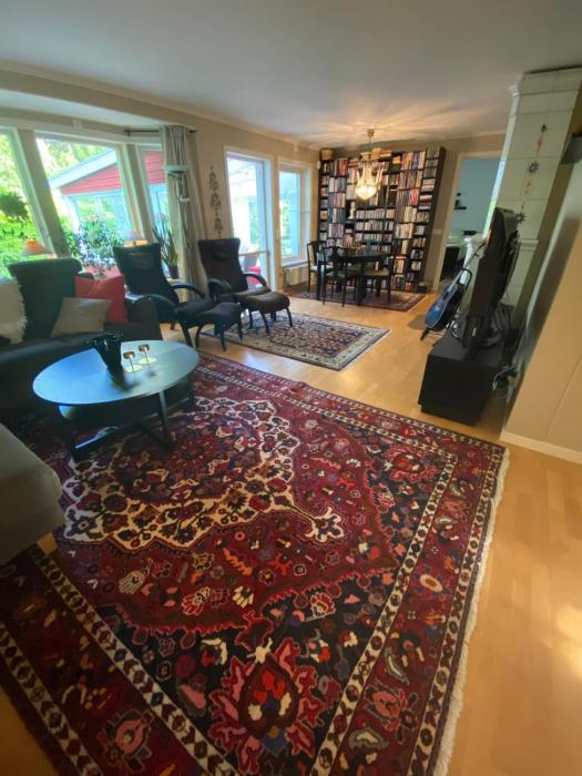 Scenic cottage near lake