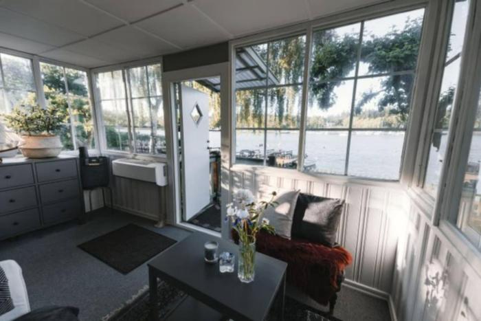 Serene lakeside cabin next to the sea just 10 minutes from Stockholm city