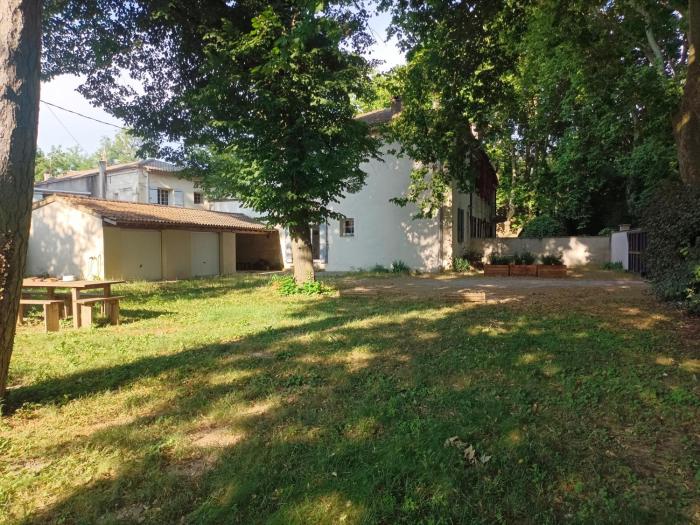 Maison avec jardin arboré