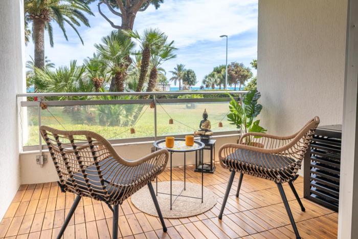 NEW! Sea View studio - Beachfront living in Cannes, Boulevard du Midi - Nouveau! Studio Vue mer, face à la plage, les pieds dans leau