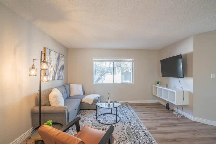 Modern 2BD - Parking, Gym, Pool - Sleeps 8 - 5 Min Casino